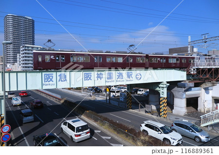 昭和2年開業の阪急今津線：国道2号線を跨ぐ高架橋 116889361