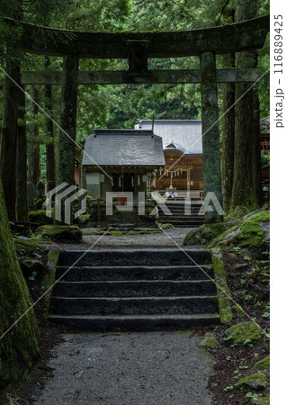 苔むした甲斐駒ヶ岳神社の鳥居 苔むした甲斐駒ヶ岳神社の鳥居 116889425