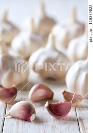 organic garlic on a white kitchen table, selective focus. organic garlic on a white kitchen table, selective focus. 116889622