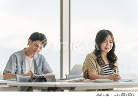 大学・学校で講義・セミナー・ゼミを受ける大学生（高校生・学生・塾・予備校） 116889859