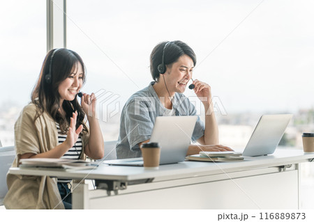 ヘッドセットをつけて通信教育・英会話教室・Web会議・オンライン授業・勉強をする大学生・高校生 116889873