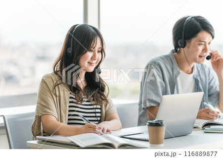 ヘッドセットをつけて通信教育・英会話教室・Web会議・オンライン授業・勉強をする大学生・高校生 116889877