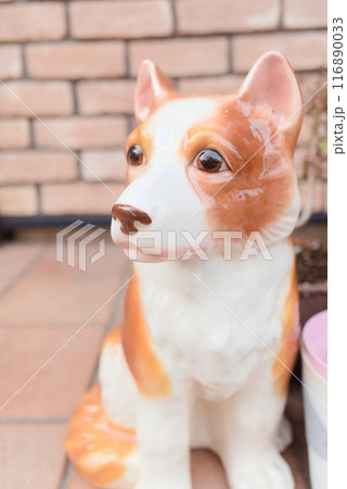 陶器で作られた柴犬の置物 陶器で作られた柴犬の置物 116890033