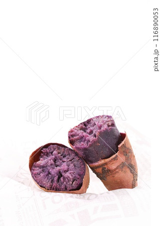焼き芋　紫芋　アントシアニン　明るい背景　割ったところ 116890053