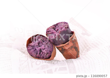 焼き芋　紫芋　アントシアニン　明るい背景　割ったところ 116890057