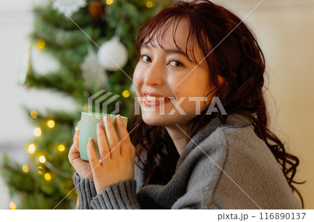 クリスマスツリーと若い女性 クリスマスツリーと若い女性 116890137