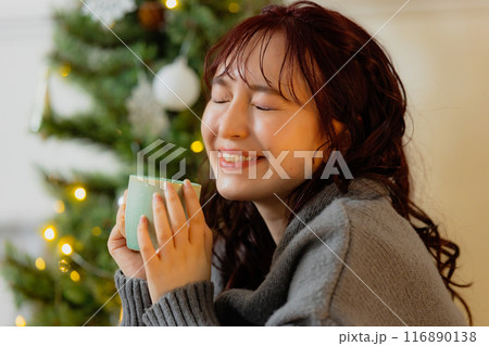 クリスマスツリーと若い女性 クリスマスツリーと若い女性 116890138