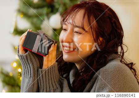 クリスマスツリーと若い女性 116890141