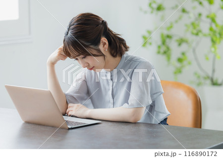 パソコンを使う若い女性 116890172