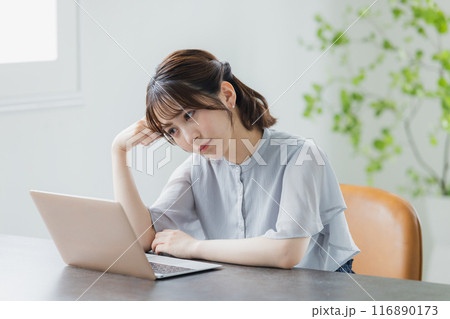 パソコンを使う若い女性 116890173