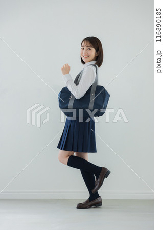 ガッツポーズをする女子高生 116890185