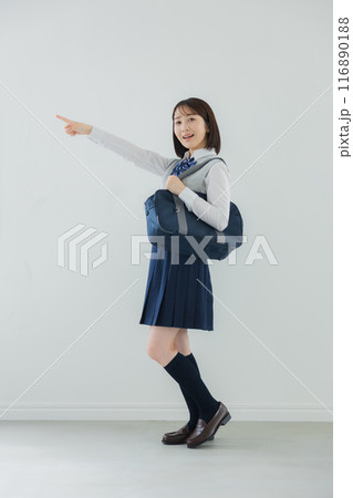 ガッツポーズをする女子高生 116890188