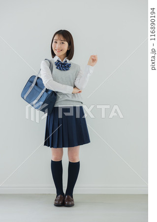 ガッツポーズをする女子高生 116890194