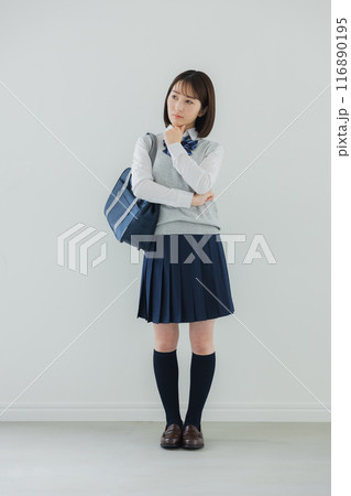 ガッツポーズをする女子高生 116890195