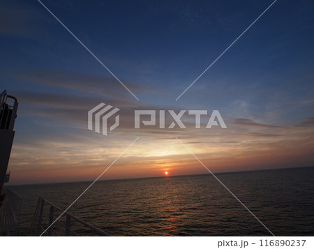 大洗～苫小牧フェリー上からの日の出 116890237