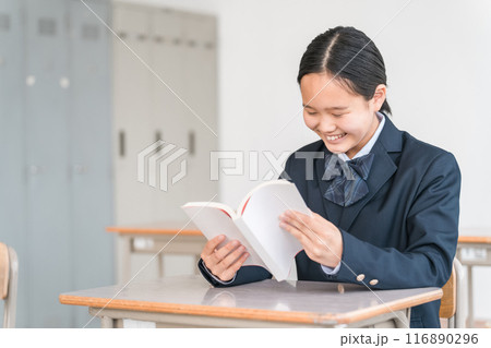 本・小説・漫画・教科書・参考書を読む笑顔の高校生・中学生・小学生の女の子（文学） 116890296