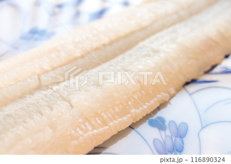 日本の和皿の上の骨切りした鱧の切り身 日本の和皿の上の骨切りした鱧の切り身 116890324