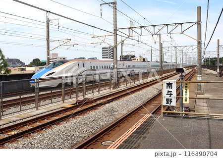 南与野駅の脇を通過する新幹線車両 南与野駅の脇を通過する新幹線車両 116890704