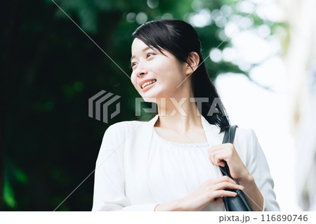 通勤するビジネスウーマン 通勤するビジネスウーマン 116890746