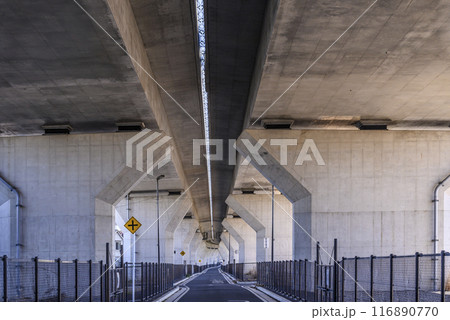 高架下から見た道路 116890770