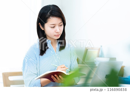 勉強する若い女性 勉強する若い女性 116890838