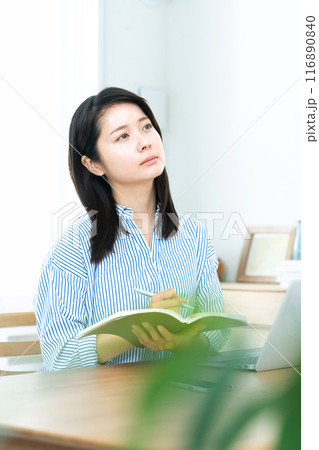 勉強する若い女性 勉強する若い女性 116890840