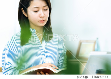 勉強する若い女性 116890843