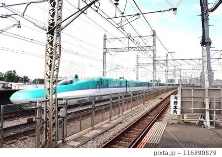 与野本町駅の脇を通過する新幹線車両 与野本町駅の脇を通過する新幹線車両 116890879