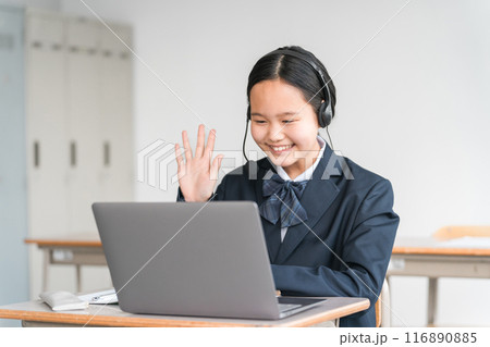 パソコンを使って勉強する高校生・中学生・女子高生（制服・学生服・ICT教育・授業・生徒） 116890885