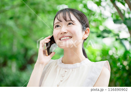 スマホで話す女性 スマホで話す女性 116890902