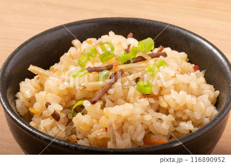 イカとごぼうの炊き込みご飯 イカとごぼうの炊き込みご飯 116890952
