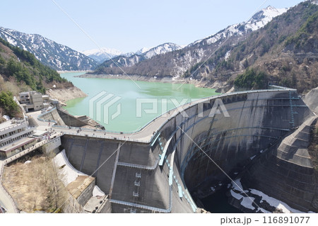 5月上旬の立山黒部アルペンルート　黒部ダムと黒部湖 116891077