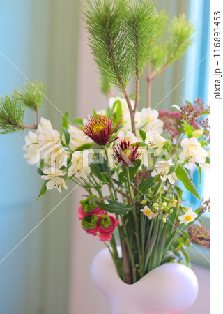 新年の窓辺に飾られた松の生け花 116891453