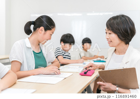 塾・学童で小学生の女子に勉強を教えるアジア人女性講師・先生・学童指導員 塾・学童で小学生の女子に勉強を教えるアジア人女性講師・先生・学童指導員 116891460