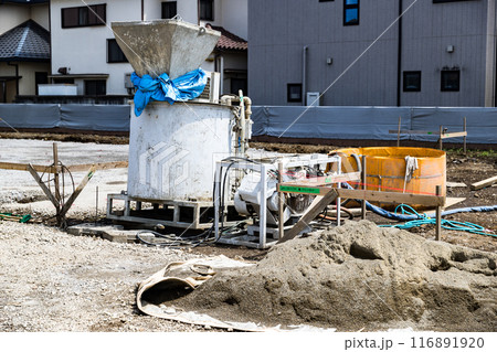 建設工事現場コンクリートミキサー 116891920