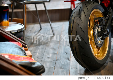 バイクのタイヤ交換 116892133