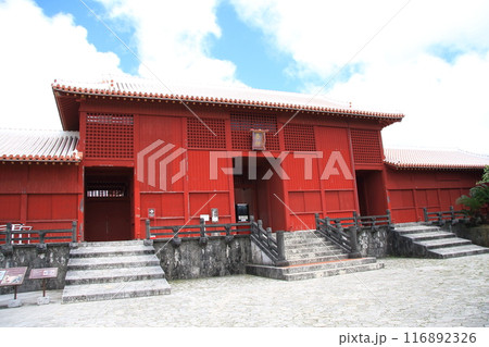 沖縄の観光名所である首里城公園の奉神門(ほうしんもん) 沖縄の観光名所である首里城公園の奉神門(ほうしんもん) 116892326