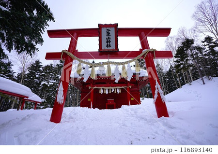 冬季日光白根山の二荒山神社の鳥居 冬季日光白根山の二荒山神社の鳥居 116893140