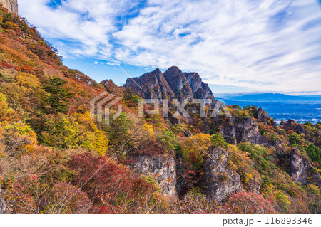 【群馬県】紅葉が美しい妙義山から、日暮の景(ひぐらしのけい) 【群馬県】紅葉が美しい妙義山から、日暮の景(ひぐらしのけい) 116893346