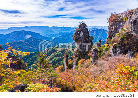 【群馬県】紅葉が美しい妙義山から、日暮の景(ひぐらしのけい) 【群馬県】紅葉が美しい妙義山から、日暮の景(ひぐらしのけい) 116893351