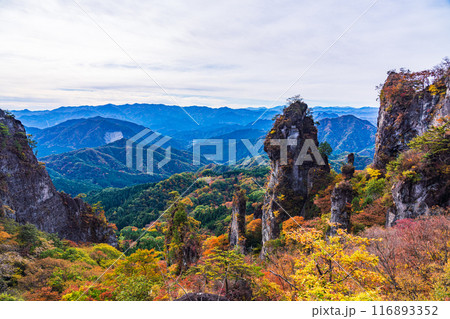 【群馬県】紅葉が美しい妙義山から、日暮の景（ひぐらしのけい） 116893352