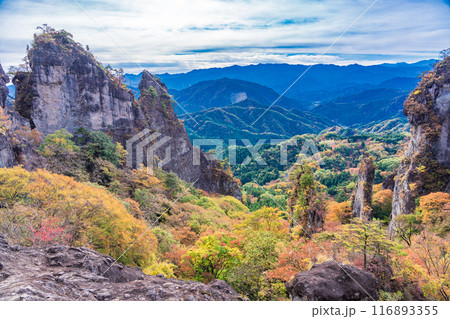 【群馬県】紅葉が美しい妙義山から、日暮の景（ひぐらしのけい） 116893355