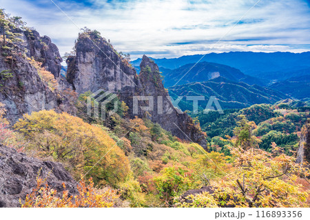 【群馬県】紅葉が美しい妙義山から、日暮の景（ひぐらしのけい） 116893356