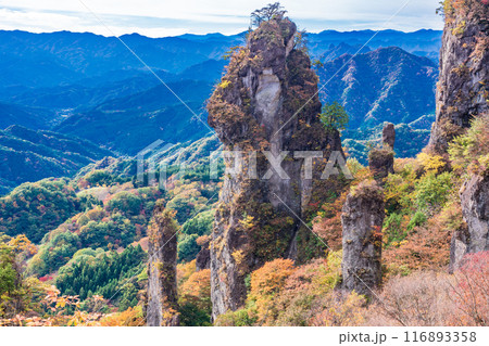 【群馬県】紅葉が美しい妙義山から、日暮の景(ひぐらしのけい) 【群馬県】紅葉が美しい妙義山から、日暮の景(ひぐらしのけい) 116893358