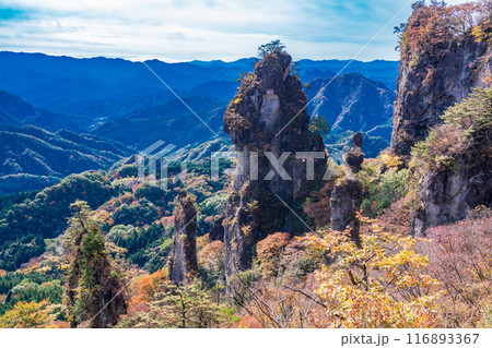 【群馬県】紅葉が美しい妙義山から、日暮の景(ひぐらしのけい) 【群馬県】紅葉が美しい妙義山から、日暮の景(ひぐらしのけい) 116893367