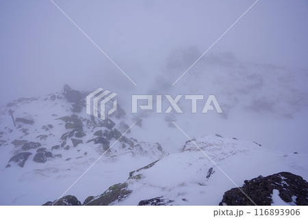 冬季日光白根山頂上付近の登山道と岩塊 冬季日光白根山頂上付近の登山道と岩塊 116893906