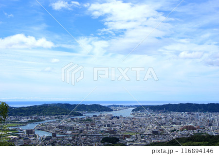 高知市街地から浦戸湾や太平洋を望む風景 高知市街地から浦戸湾や太平洋を望む風景 116894146
