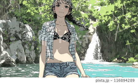 山原の森の滝の前にいるビキニ姿の若い女性