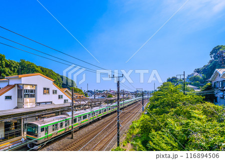 日本の大磯都市景観 7月。JR大磯駅や電車(オレンジ色と緑の湘南色)などを望む=令和6年7月22日 日本の大磯都市景観 7月。JR大磯駅や電車(オレンジ色と緑の湘南色)などを望む=令和6年7月22日 116894506