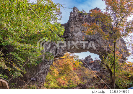 【群馬県】妙義山第四石門から、大砲岩を望む 【群馬県】妙義山第四石門から、大砲岩を望む 116894695